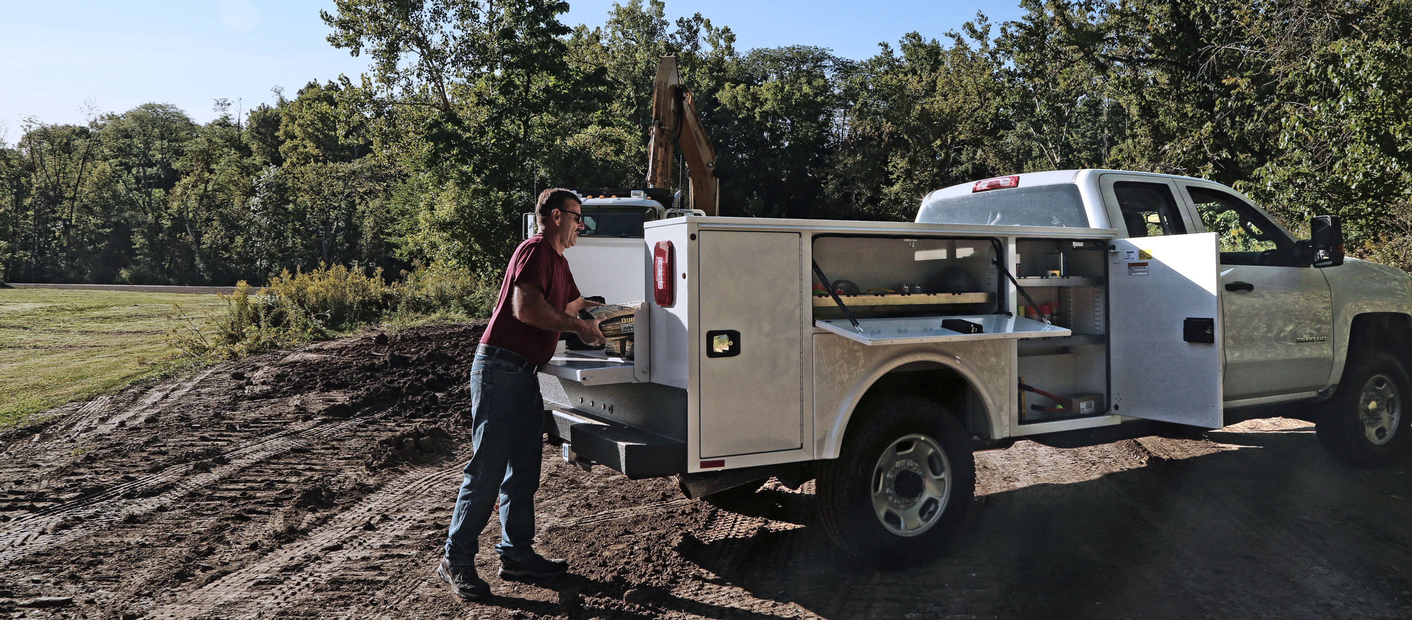 GM ALSB A698 Vocational (7) Man unloading Aluminum Service Body
