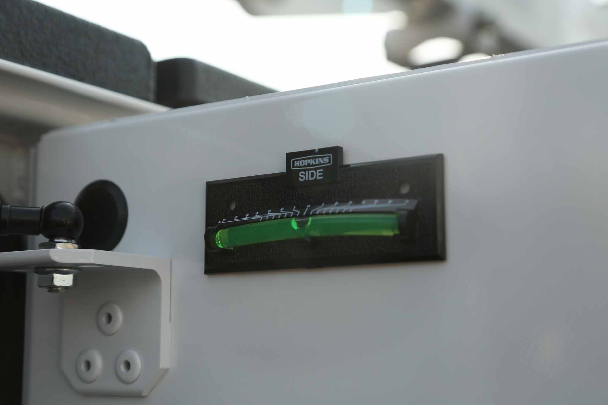 compartment leveling gauge for crane stability