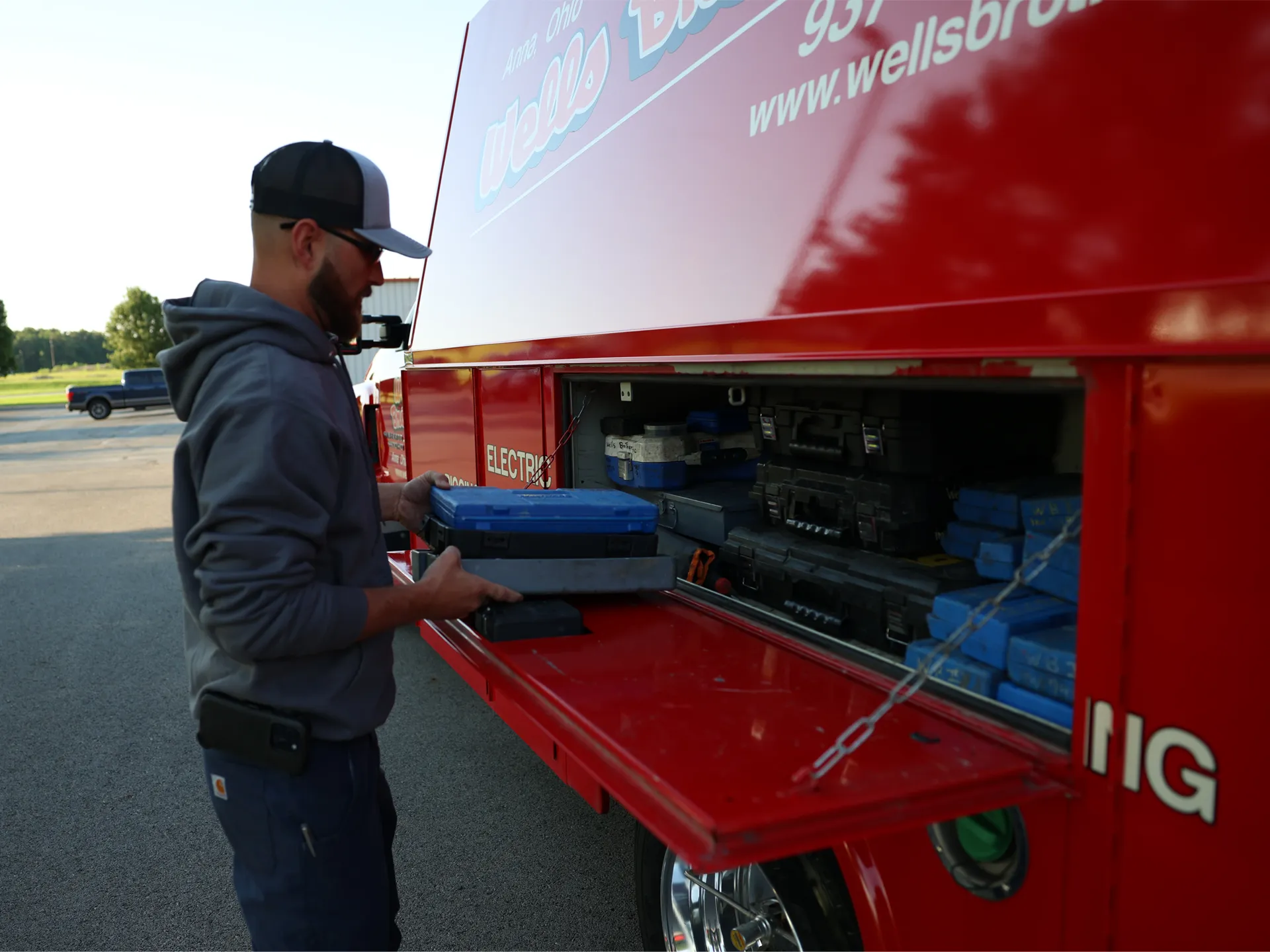 wells brothers contractor rodney craig grabbing tools from knapheide kuvcc enclosed service truck compartment